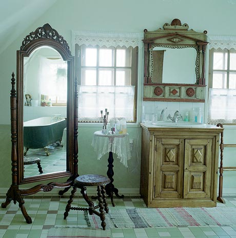 Резная мебель и вологодские кружева в ванной комнате